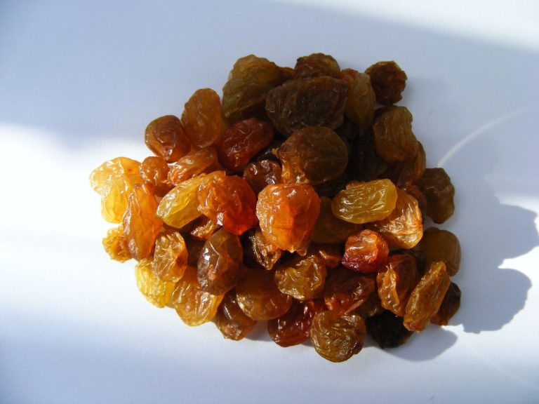 Golden Raisins vs. Regular Raisins What’s the Difference?